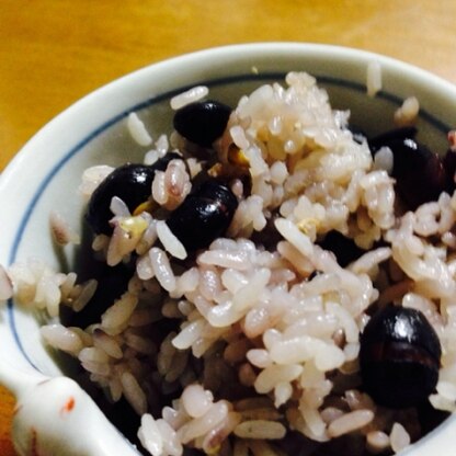 香ばしくておいし〜！(^o^)
炊飯中からいい香りがして食欲をそそりますね。黒豆煮もおいしいけどこれもいい！